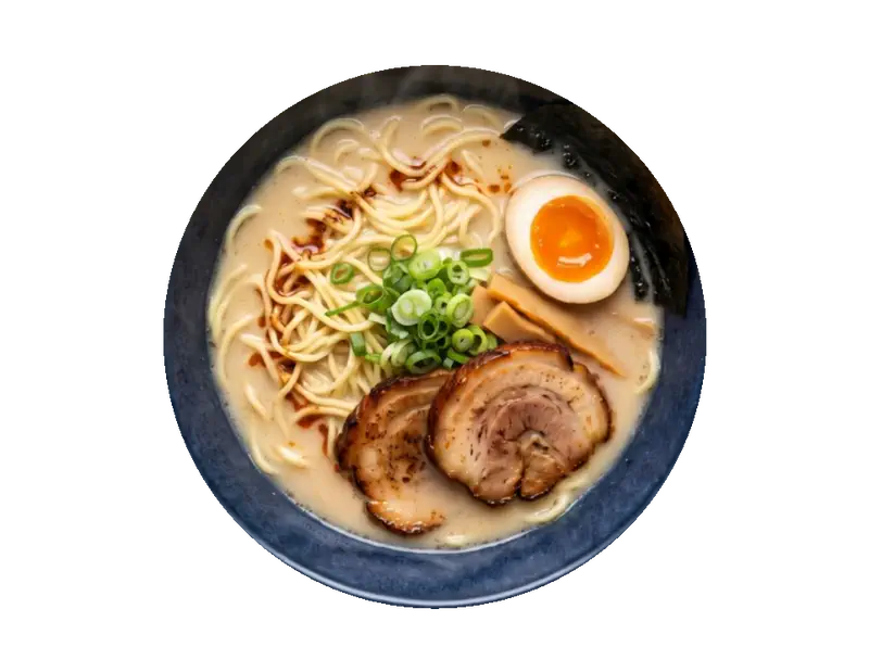 Une paire de baguettes soulève une pelote de nouilles hors du bol de tonkotsu